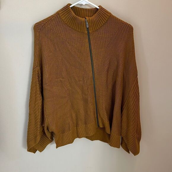 Like new Lululemon Zippered Poncho with Sleeves - Picture 1 of 6